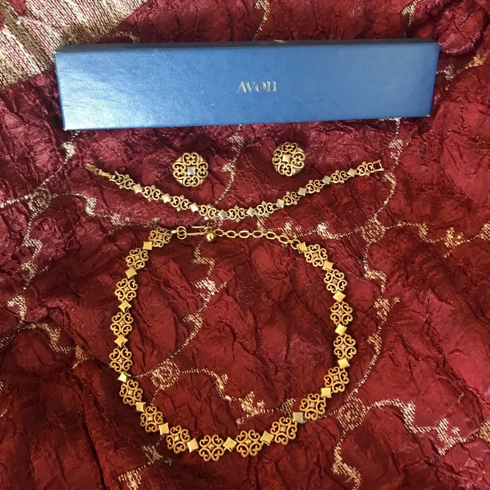 AVON Precious Pretender Jewelry Set